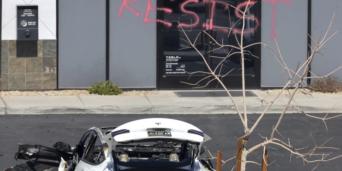 Os proprietários de Tesla recorrem a 'eu comprei isso antes de sabermos que Elon era um choques louco' adesivos para evitar picos nas tochas de veículos