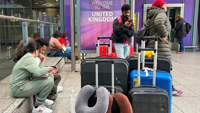 Os viajantes aéreos enfrentam ainda mais a interrupção quando Heathrow reabre após o fogo