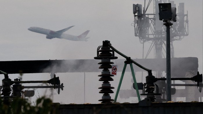 Por que uma subestação ardente aterrou a Heathrow por um dia