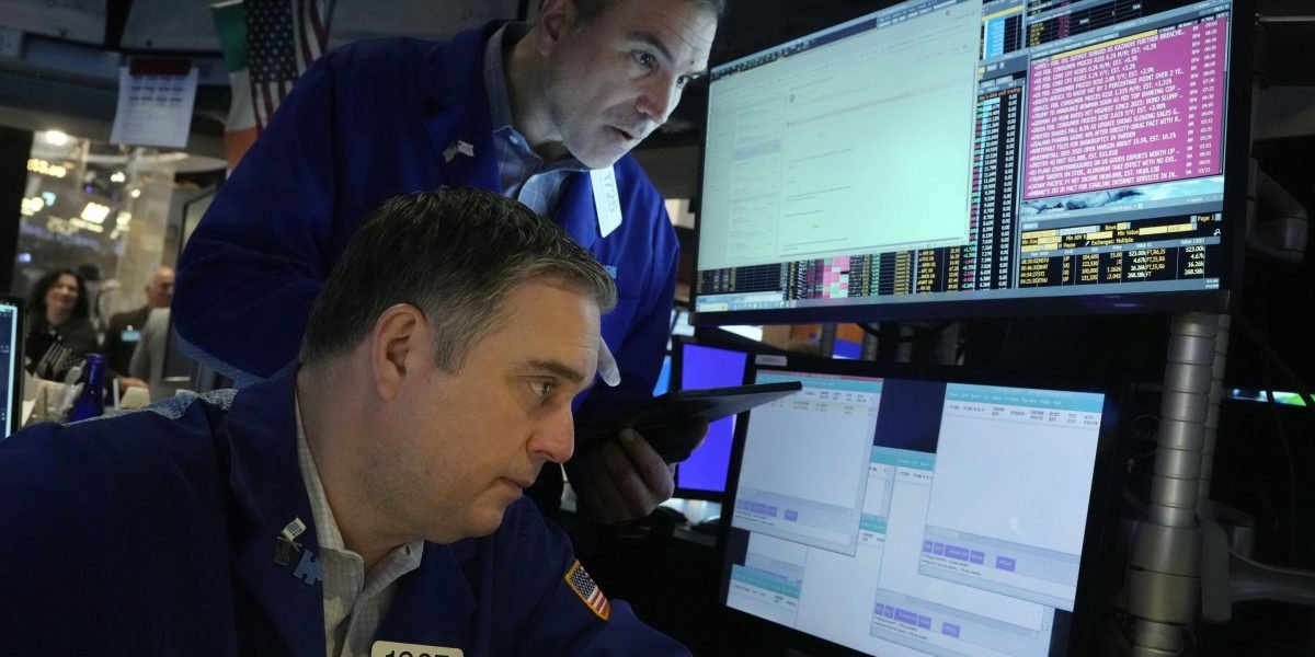 Rally tardia não é suficiente para salvar Wall Street de uma quarta semana consecutiva de perder, a pior sequência, já que um comércio japonês obscuro provocou um colapso global do mercado