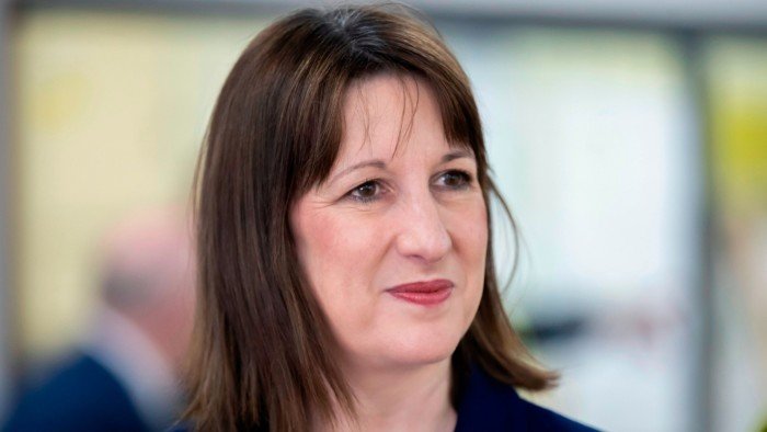 Reeves ordens £ 2 bilhões de cortes de Whitehall para ajudar a reparar as finanças públicas