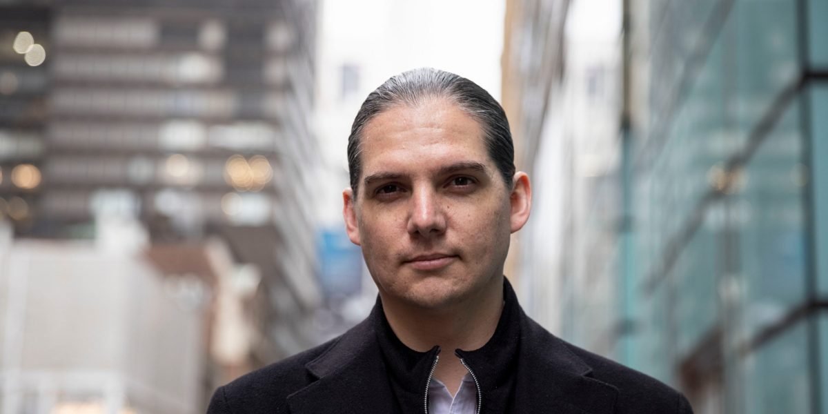 Robby Starbuck promete perseguir empresas fazendo dei por qualquer outro nome