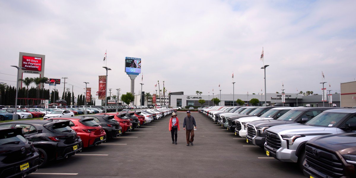 Seu carro novo pode custar milhares mais graças às tarifas de automóveis de Trump - e a GM e a Ford podem perder bilhões, alerta o analista