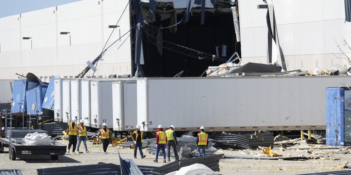 Tempestades poderosas matam 2 no Mississippi e lançam incêndios florestais e condições de nevasca nos EUA