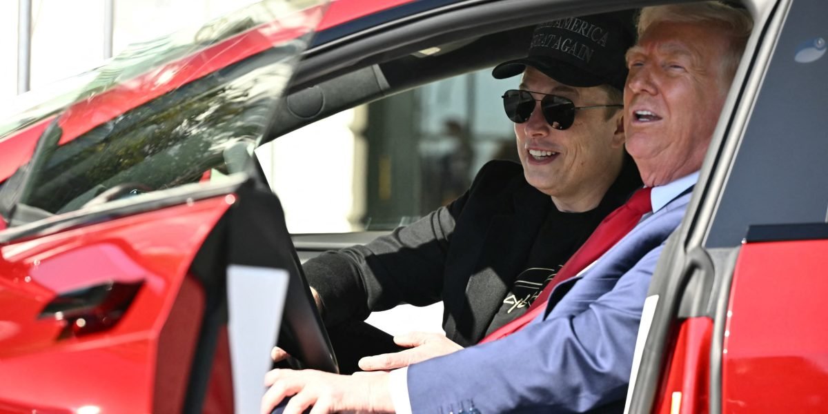 Tesla Mega-Bull Dan Ives alerta o relógio de 'The Clock Struck Midnight' para Elon Musk enquanto ele implora ao CEO que se afaste de Doge