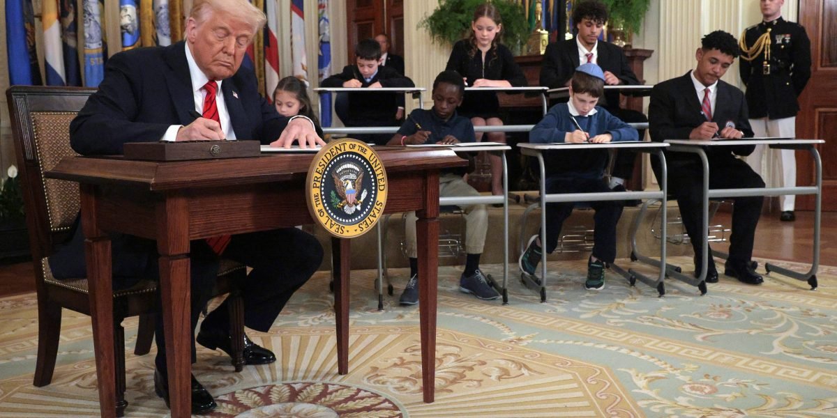Trump assina a ordem de desmantelar o departamento de educação