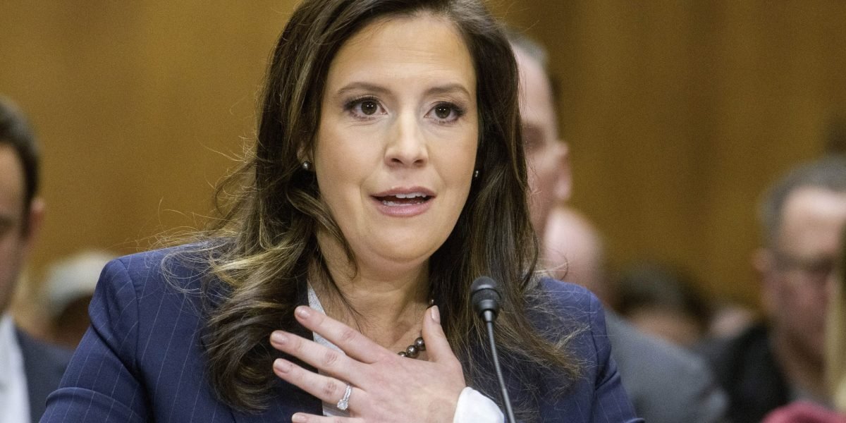 Trump diz à deputada Elise Stefanik que ela tem que ficar no Congresso em vez de se tornar embaixador da ONU porque a margem da casa do Partido Republicano é tão fina