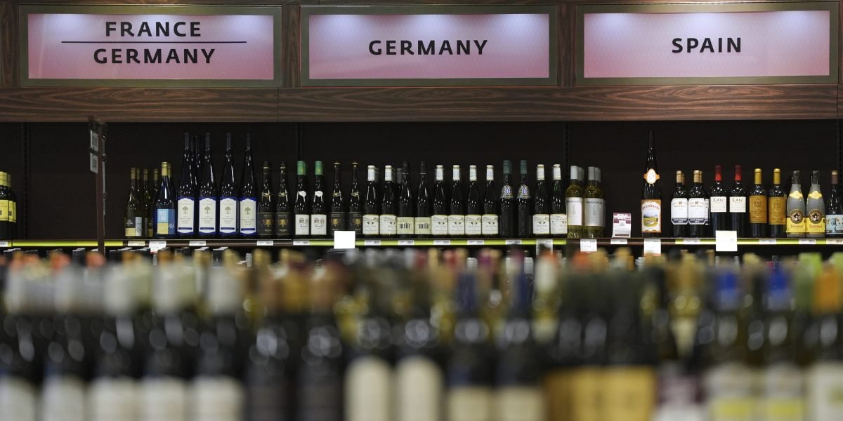 Trump diz que uma tarifa de 200% sobre o álcool européia seria "grande" para as empresas americanas, mas os vendedores de vinho dizem que isso vai bater toda a indústria - "incluindo as vinícolas dos EUA"