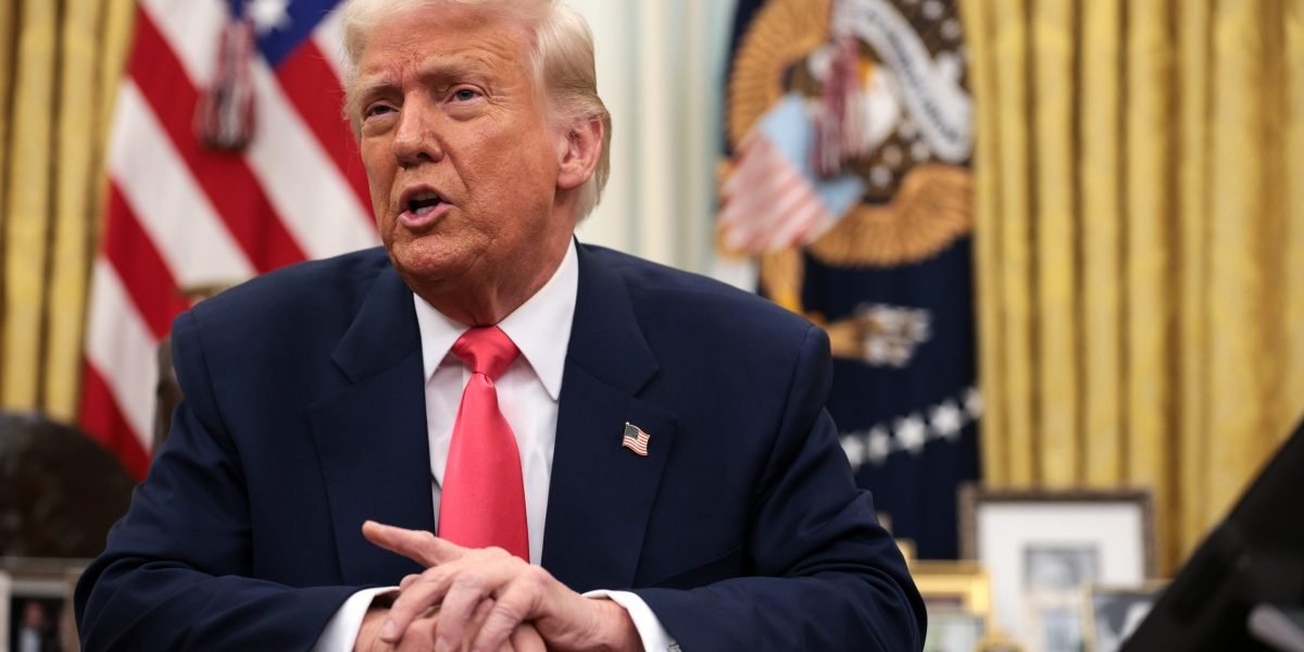 Trump está limitando um escritório de advocacia com laços com Hillary Clinton de trabalhar com o governo