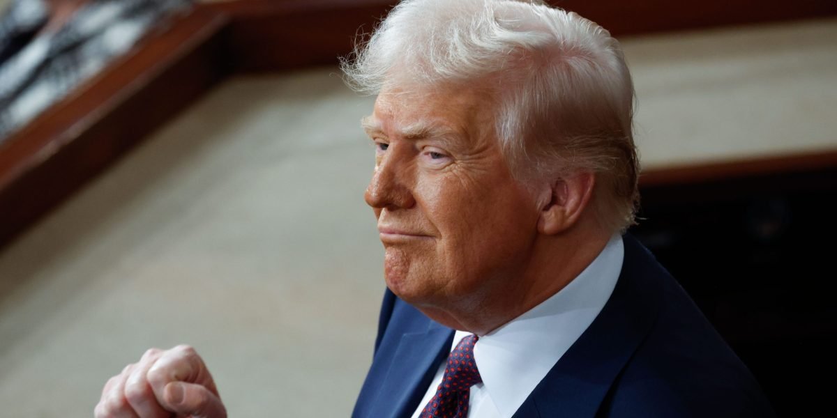 Trump pode reverter as tarifas do México e do Canadá assim que hoje, mas mensagens conflitantes estão dando aos consumidores e Wall Street Whiplash