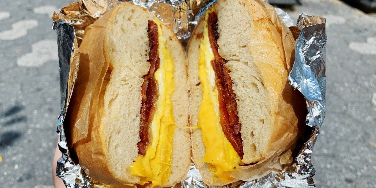 Um café da manhã barato clássico de Nova York atinge US $ 8 em preços íngremes de ovos