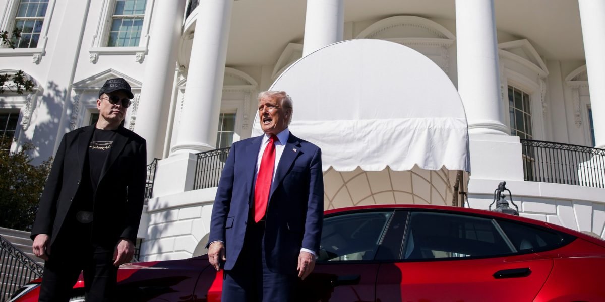 Um grupo de senadores democratas de Nova York está pedindo à pensão estatal que desponha de Tesla, citando um risco 'cada vez mais perigoso' com Elon Musk como CEO