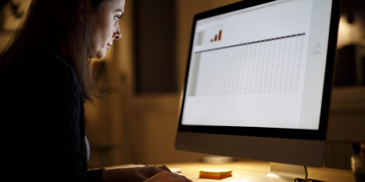 Um quarto dos CFOs dizem que estão diminuindo a contratação e cortando gastos de capital em resposta a tarifas, mostra a pesquisa