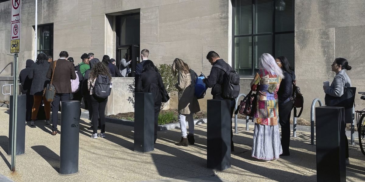 10.000 profissionais de saúde federais estão sendo demitidos, com muitos descobrindo que perderam o emprego quando seus crachás de segurança não funcionaram: 'Isso é uma piada de April?'
