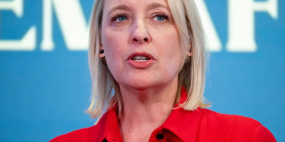 A CEO da Accenture, Julie Sweet, pergunta a nova contrata