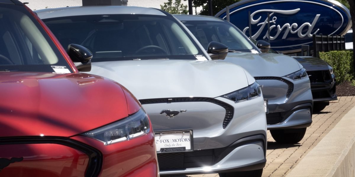 A Ford oferecerá o preço dos funcionários a todos os clientes dos EUA pelos próximos dois meses, à medida que as tarifas de automóveis entrarem em vigor