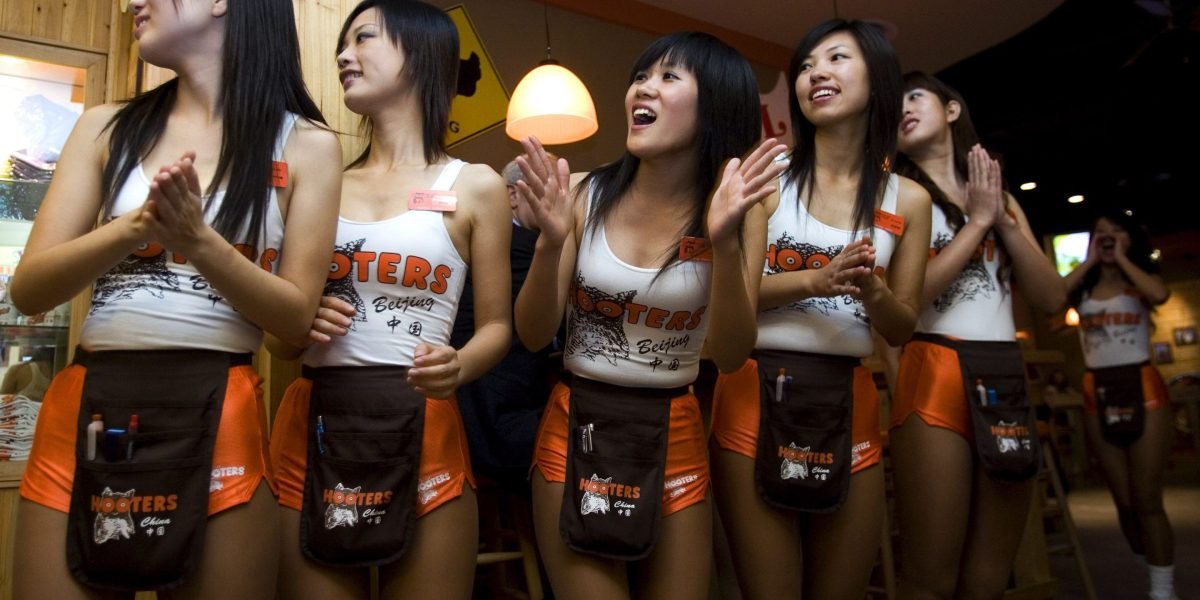 A Hooters foi despejada por sua equipe da NASCAR e processada apenas por contratar 'Hooters Girls' para servir os clientes. Agora está pedido para falência