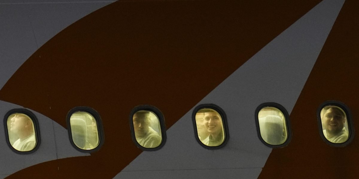 A Suprema Corte permite que Trump continue a deportar venezuelanos sob a lei de guerra do século XVIII - mas somente depois de receber uma audiência judicial