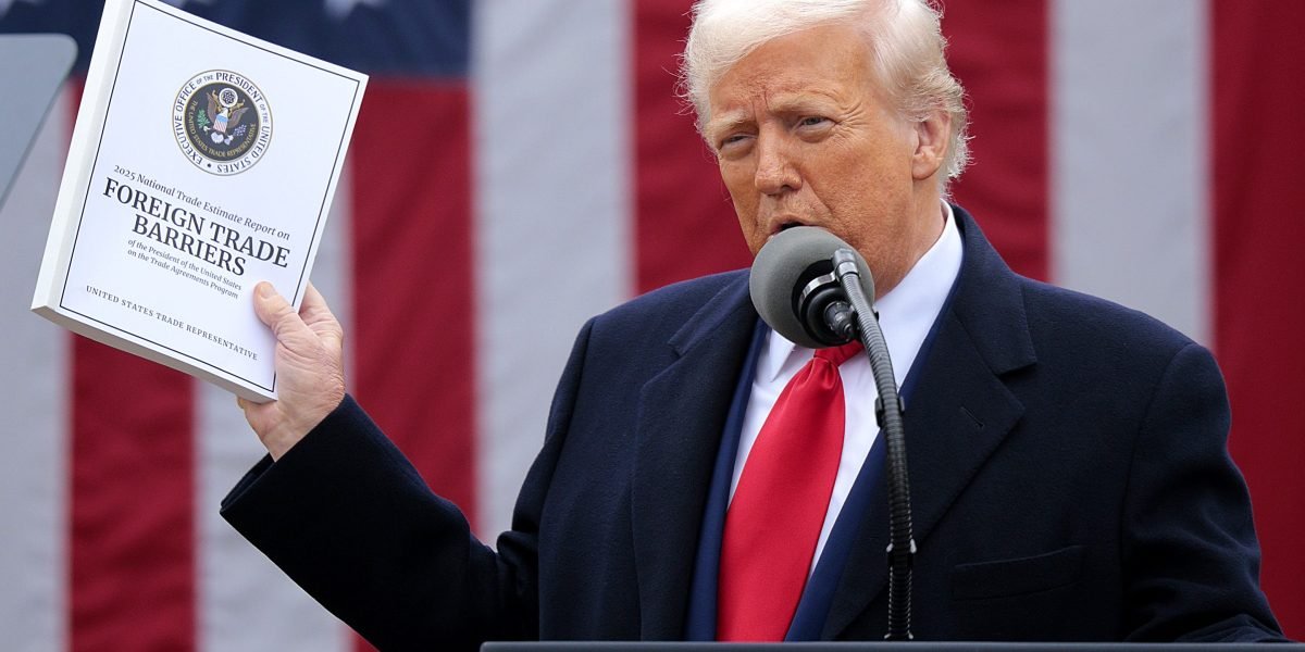 À medida que as tarifas atingem os preços das ações, os investidores de risco esperam ansiosamente pelo impacto nos gastos do consumidor