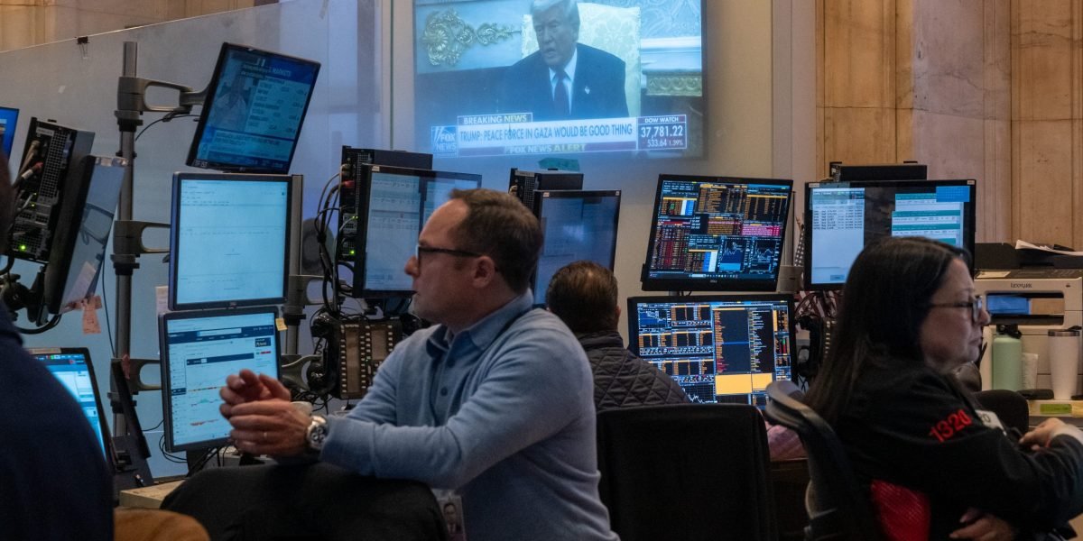 As ações se fecharam misturadas na maioria das sessões voláteis, já que a pandemia como Wall Street está "começando a encontrar um fundo"