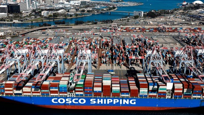 As autoridades de Trump prometem manter o curso de tarifas, apesar da turbulência do mercado