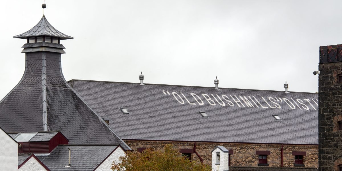 As tarifas de Trump deixam a Irlanda do Norte e seus fabricantes de uísque e avião, por capricho da UE