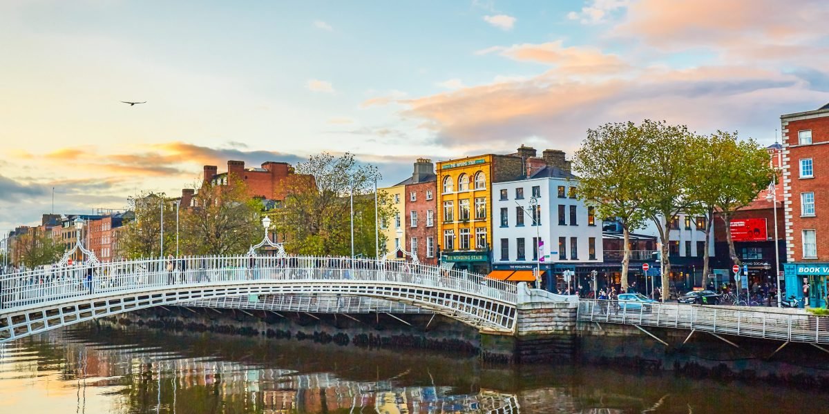 As tarifas de Trump podem suavizar um dos mercados imobiliários mais caros da Europa - se os trabalhadores da Apple e da Pfizer são atingidos por demissões