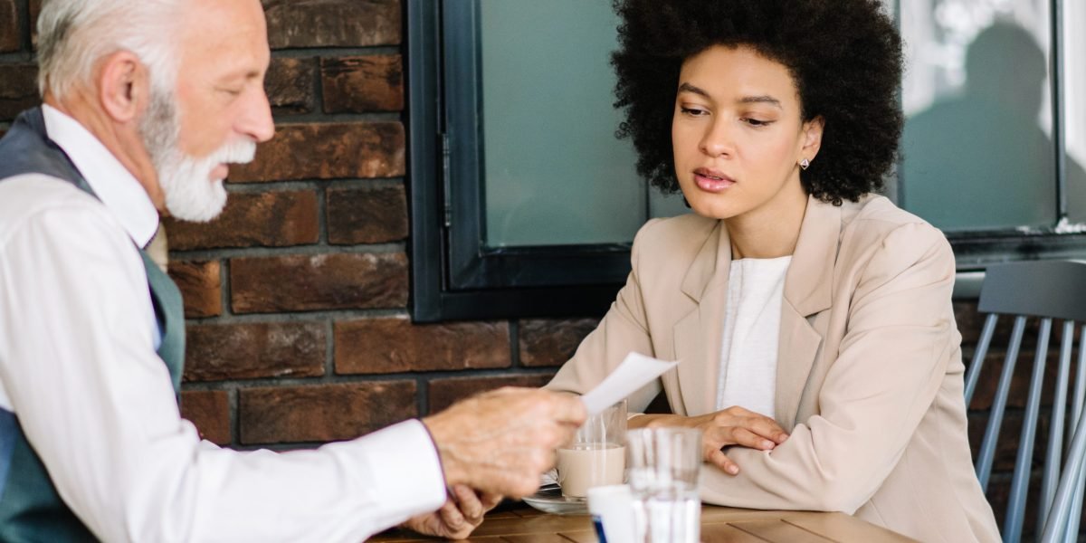 Boss usa um teste de xícara de café aprovado pelo recrutador em todas as entrevistas-e ele não contratará ninguém que falhe