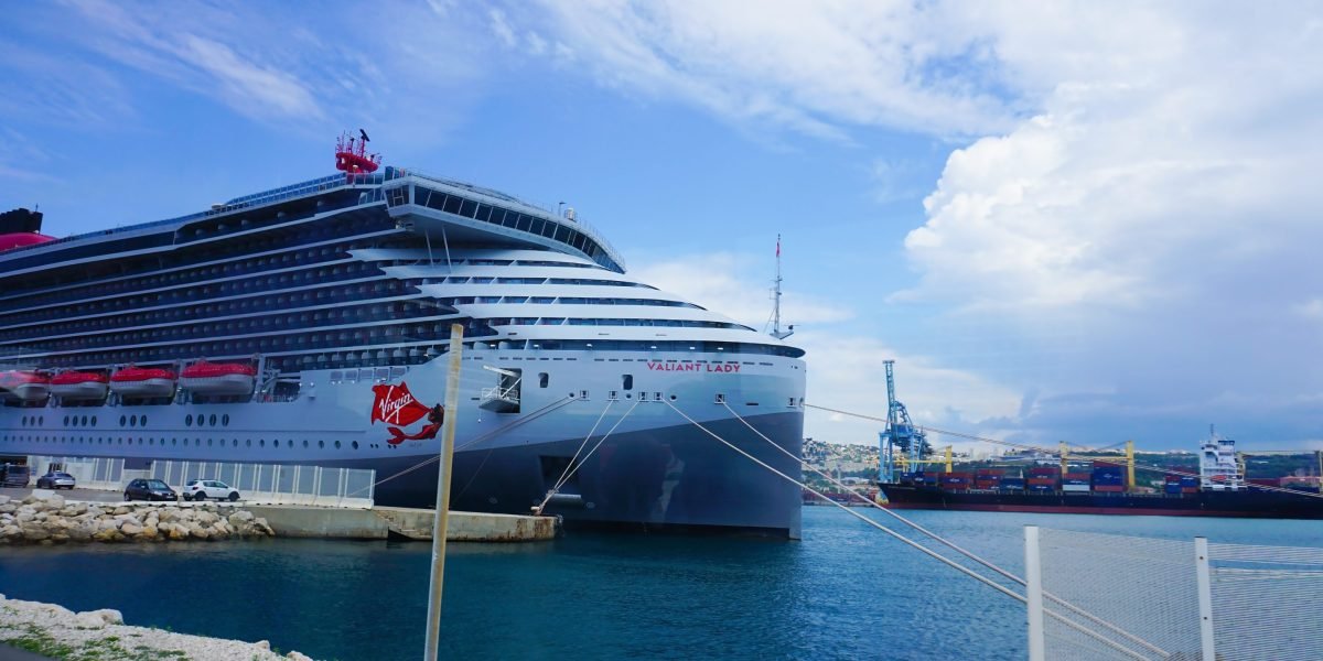 CEO acusado de sufocar um companheiro de cruzeiro depois que o homem supostamente dançou descalço em um bar a bordo do navio e insultou a esposa do CEO