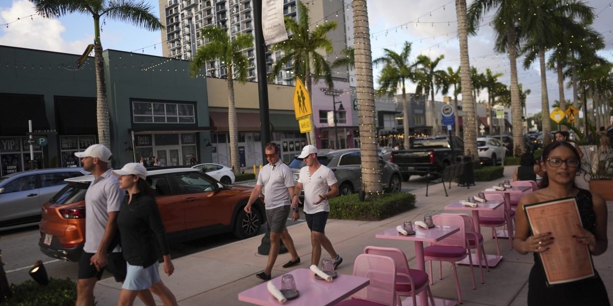 Casal imigrante venezuelano na 'Doralzuela' de Miami alerta a filha cidadã dos EUA que eles podem ter que sair se Trump terminar o status temporário protegido