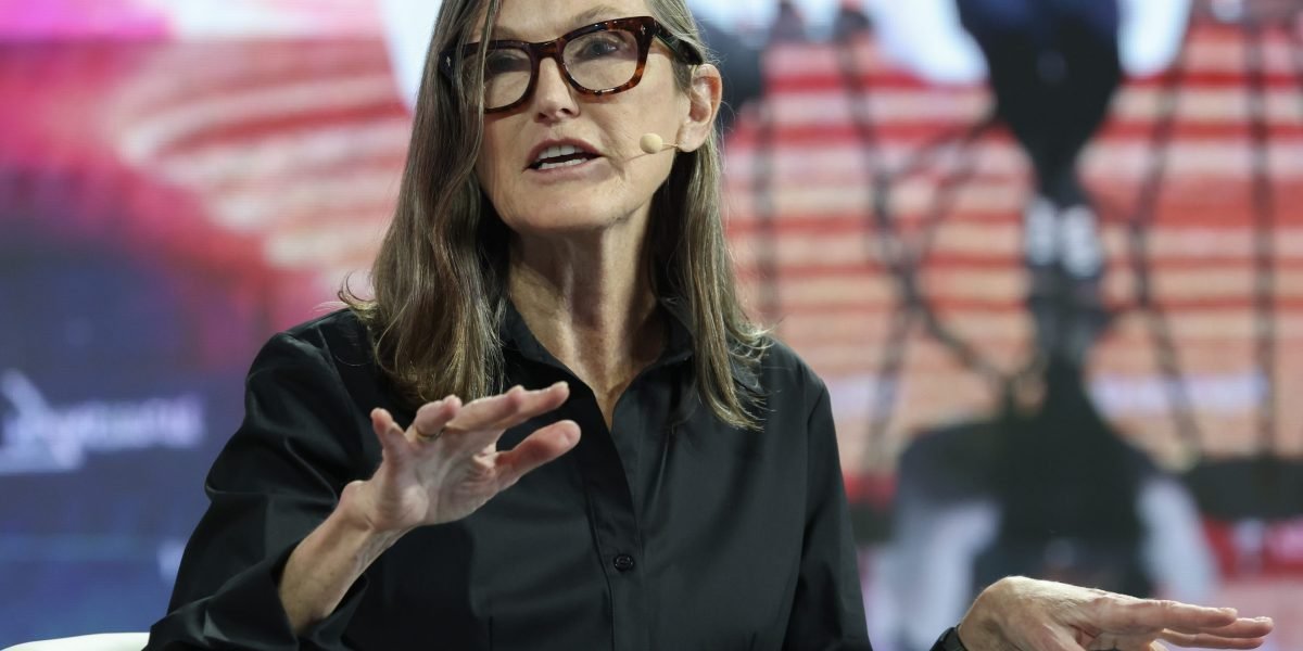 Cathie Wood levanta os temores de que haja "sérios problemas de liquidez no sistema bancário dos EUA", enquanto as tarifas de Trump atingem