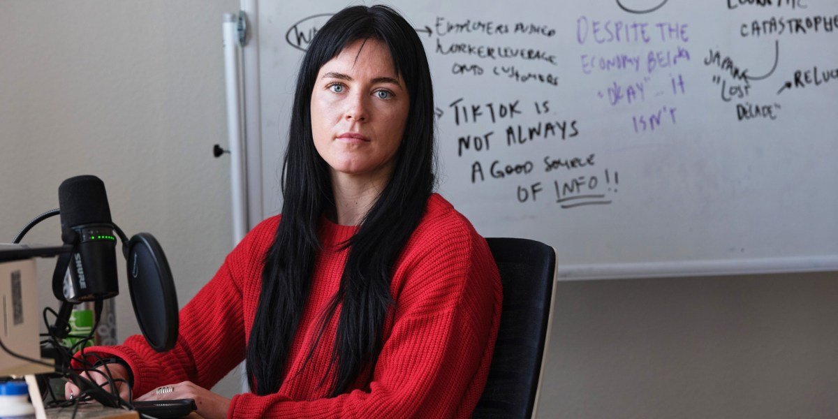 Comentarista econômico favorito da geração Z, Kyla Scanlon, que cunhou a 'vibecissão' diz que não estamos em um