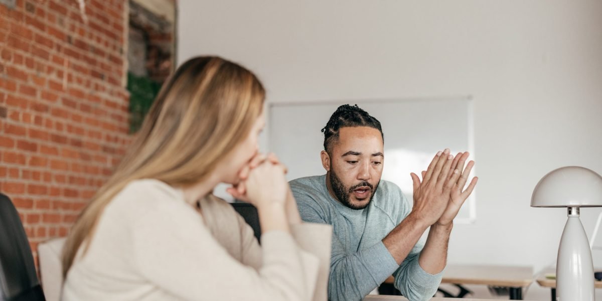 Como o Chief de RH da Accenture usa a IA para ajudar os funcionários a escrever feedback mais consistente e significativo