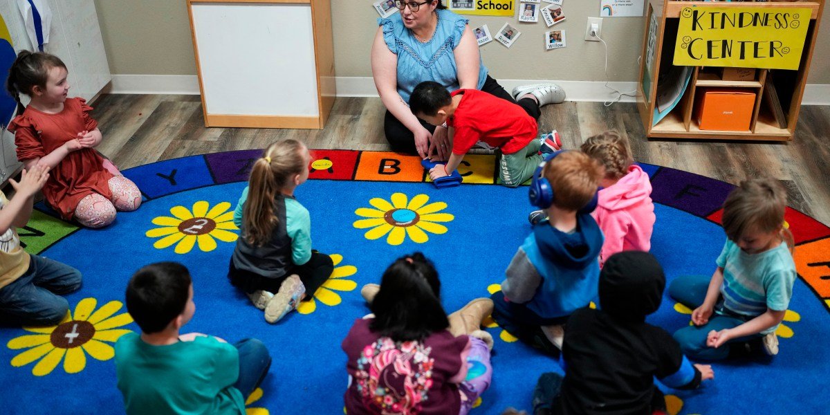 Doge poderia piorar a crise dos cuidados infantis da América com cortes nos programas: 'Você quase podia sentir a onda de pânico'