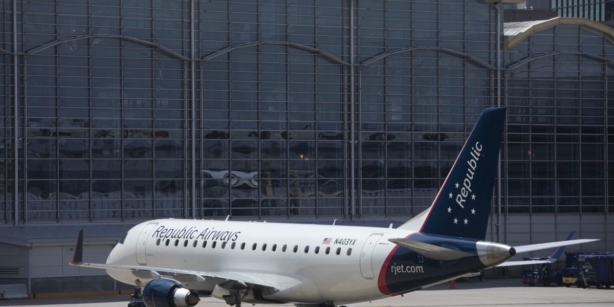 Duas companhias aéreas regionais dos EUA-Republic Airways e Mesa Air Group-se fundirão em um acordo de All-Stock para formar a Republic Airways Holdings