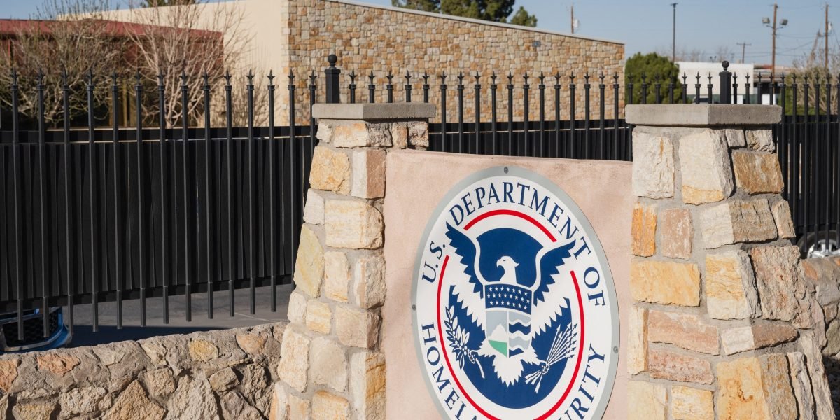 ICELAÇÕES 37 pessoas em Washington Roofing Firm Raid: 'Eles chegaram empunhando suas armas como se fossem atirar em nós'