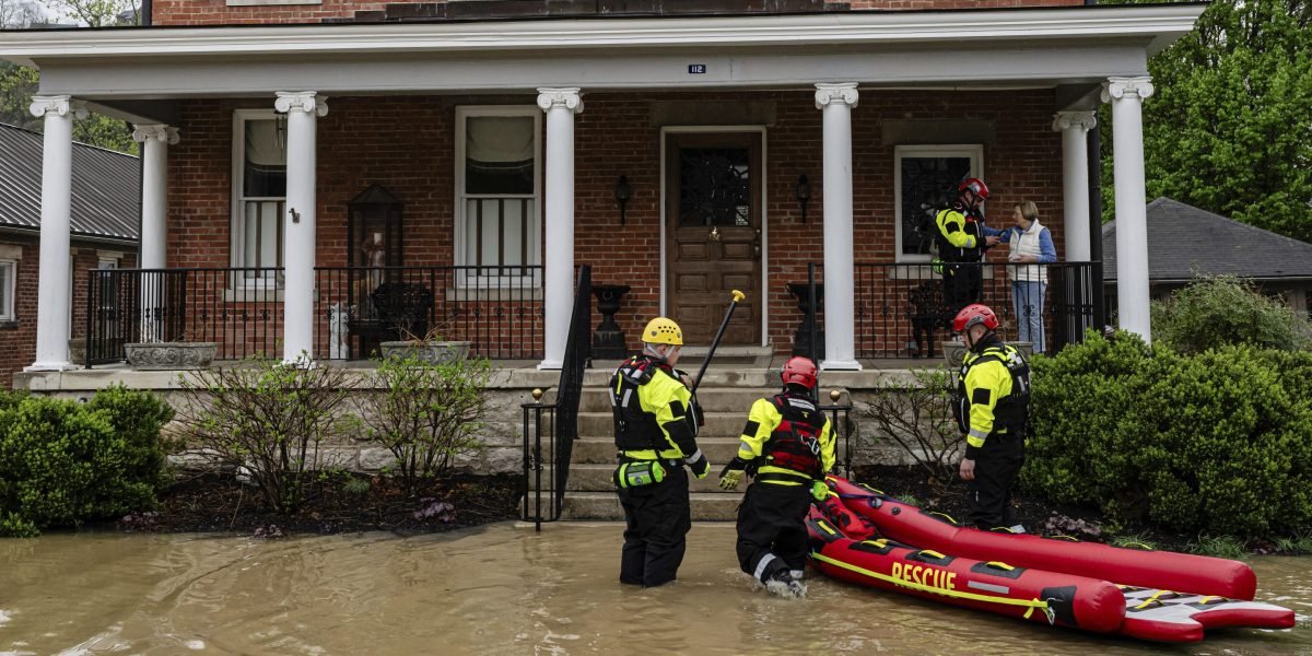 Kentucky, de 9 anos, garoto pego por uma inundação a caminho de seu ônibus escolar é um dos 18 mortos no sul depois de dias de chuva implacável
