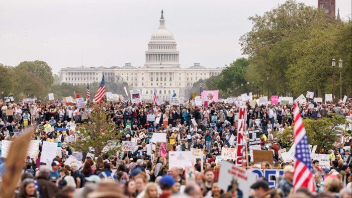 Milhares se juntam a protestos contra Donald Trump e Elon Musk