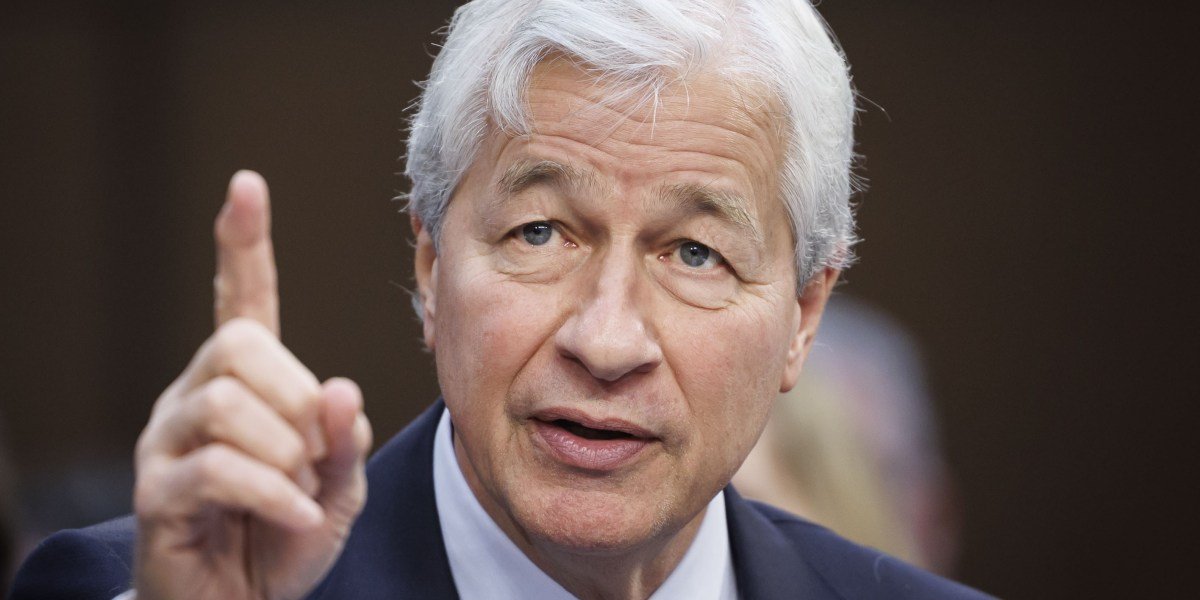 Muitas pessoas ficam em sua pista, o CEO da JPMorgan, Jamie Dimon, diz: 'Isso é uma direção burocrática e estúpida'
