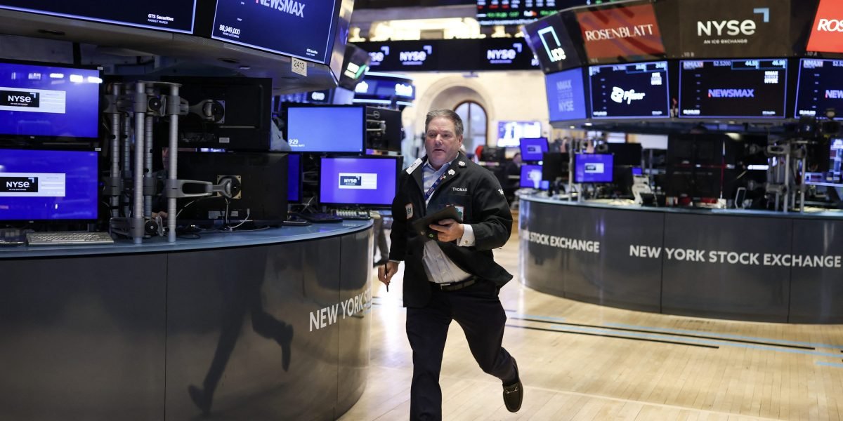 Nasdaq cai no território do mercado de baixa, à medida que as ações se estendem à venda depois que Powell sinaliza nenhum corte de taxa iminente