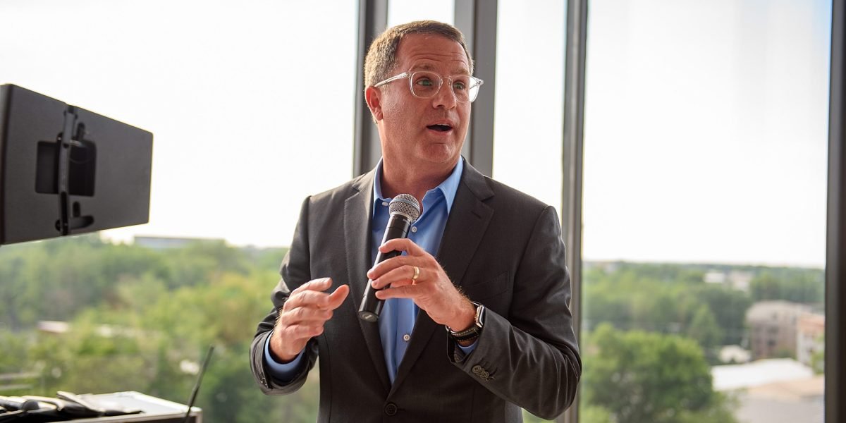 O CEO do Walmart começou sua carreira descarregando trailers no armazém - ele diz que recebeu promoção após a promoção, levantando a mão quando seu chefe estava fora da cidade