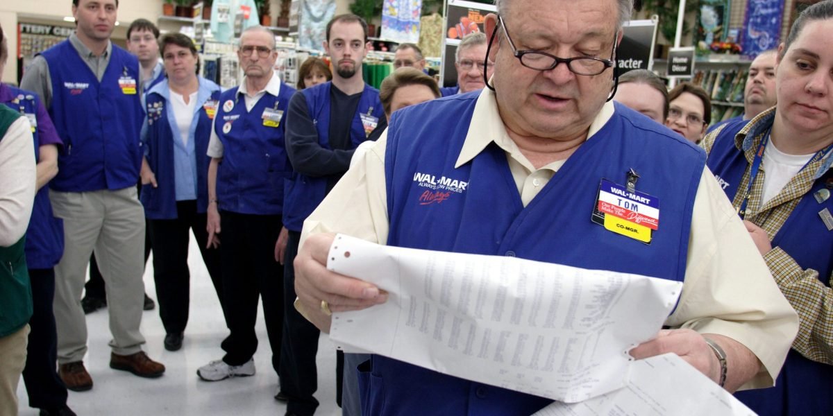 O CEO do Walmart diz que pagar a seus gerentes de estrelas mais de US $ 620.000 anualmente os capacita a 'se sentirem como proprietários'