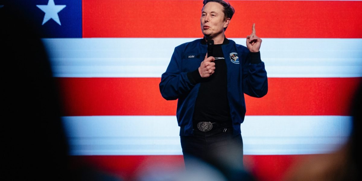 O acesso de Doge ao sistema de folha de pagamento de 276.000 funcionários federais coloca o governo no caminho para ter 'poder e controle sem precedentes' sobre as informações dos americanos, dizem os especialistas