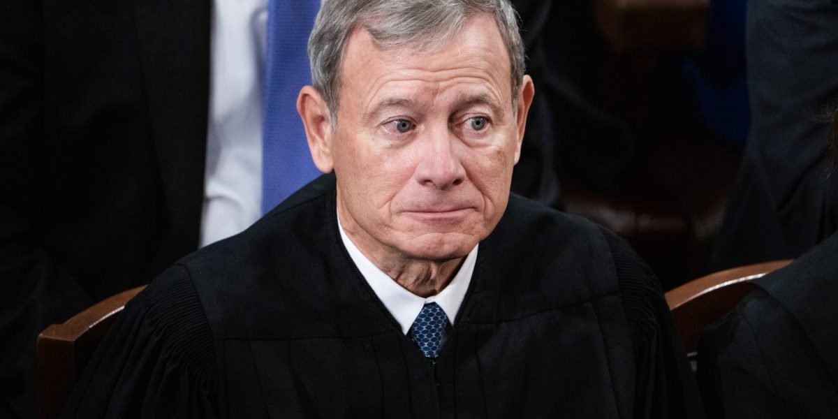 O juiz Chefe da Suprema Corte Roberts faz uma pausa na meia -noite para devolver o homem de Maryland deportado erroneamente para a prisão de El Salvador