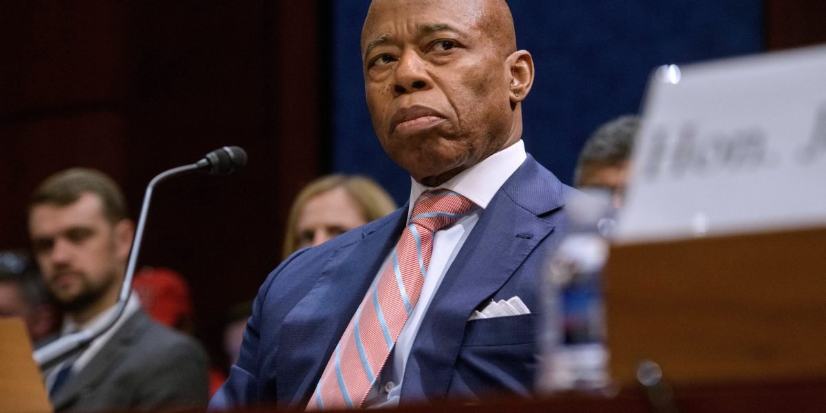 O juiz termina o caso de corrupção de Eric Adams, mas proíbe Trump de reviver as acusações mais tarde: 'Tudo aqui cheira a uma pechincha: demissão da acusação em troca de concessões da política de imigração'