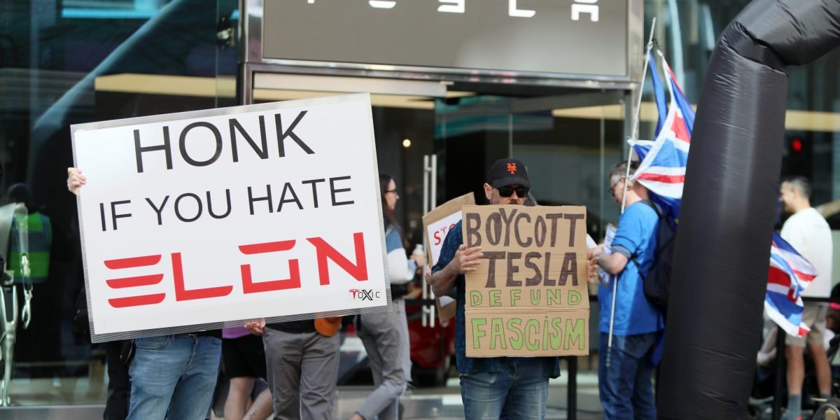 O maior Tesla Bull de Wall Street acabou de levantar a bandeira branca, culpando Elon Musk por cortar sua meta de preço quase pela metade