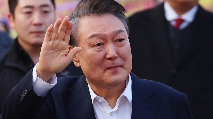 Yoon Suk Yeol waves to supporters