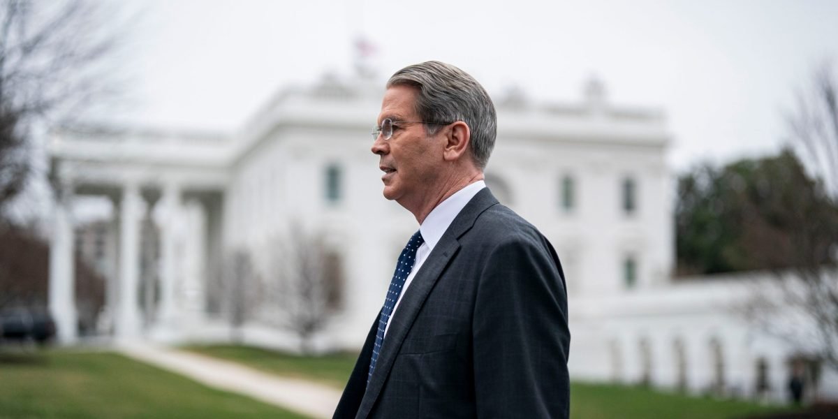 O secretário do Tesouro, Scott Bessent, minimiza o colapso do mercado de ações como reação de curto prazo e diz 'tudo está funcionando muito bem'