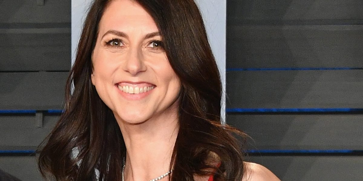 Os 5 momentos-chave na vida de Mackenzie Scott que a tornaram a ultra-filantropo que ela é hoje