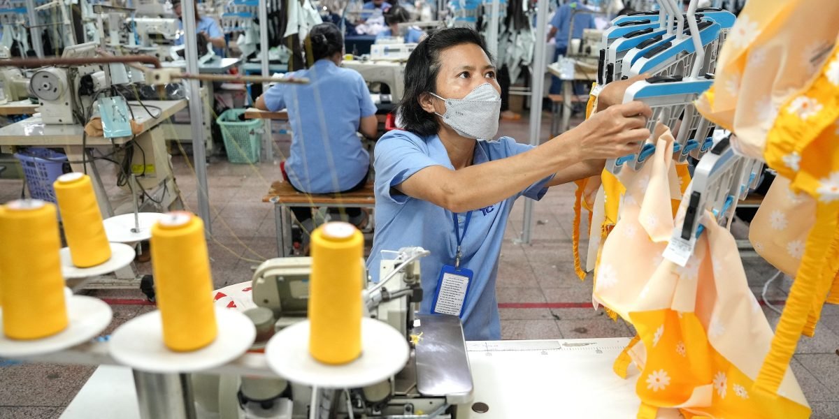 Os conselheiros de Trump argumentam que tarifas íngremes em países como o Vietnã e o Camboja são necessários para apagar os déficits comerciais e retrabalhar as cadeias de suprimentos. A economia diz que isso vai ser um tiro no escuro